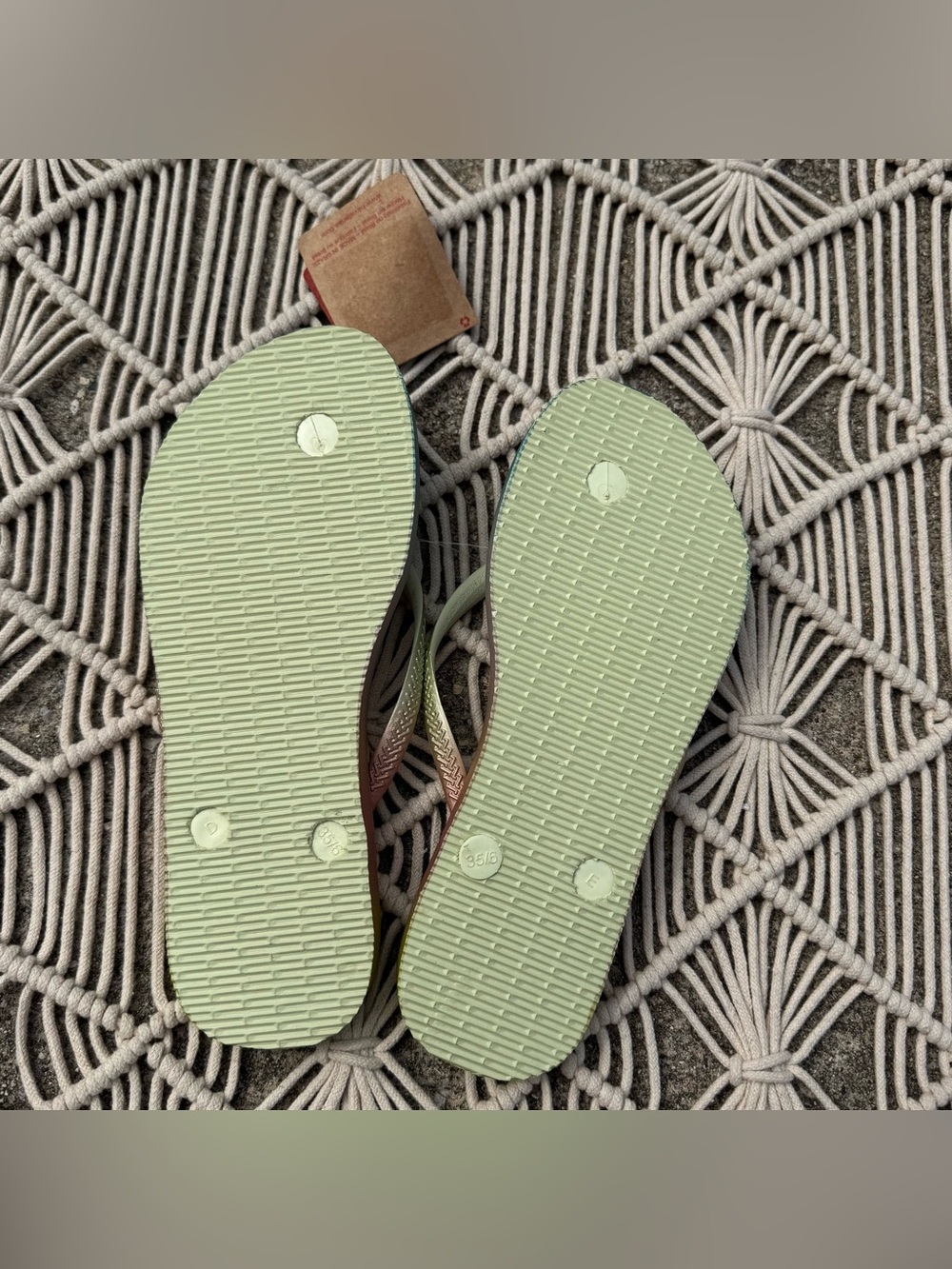 NWT Havaianas Rainbow Flip Flops Women’s Size 6 - Picture 5 of 5